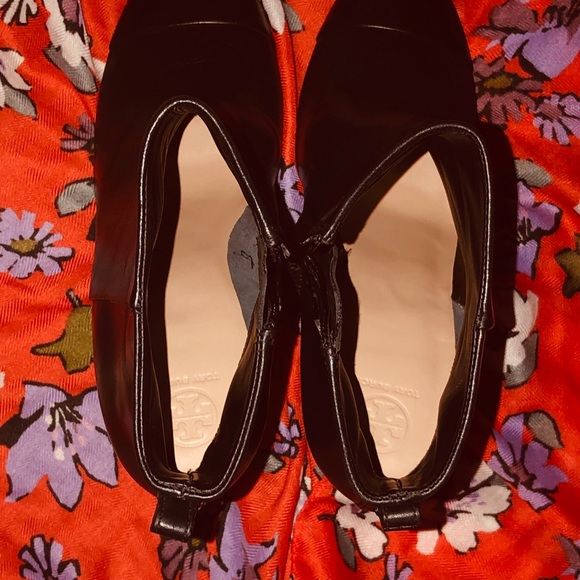 🎉🥳#HP🥳🎉Tory Burch chunky heel Ankle Booties - Picture 3 of 7